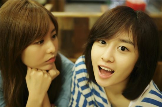 Ji Yeon và thành viên trong nhóm khoe khuôn mặt không chút son phấn.